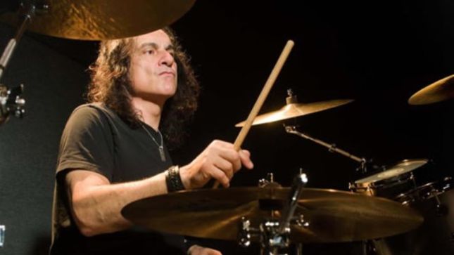 Drummer VINNY APPICE Looks Back On His Last Show With RONNIE JAMES DIO - "'Neon Knights' Was The First Song I Ever Played With Ronnie, And It Was The Last Song"
