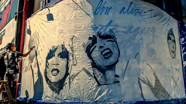MÖTLEY CRÜE - Artist ROBERT VARGAS Paints Band Mural On The Whisky A Go Go; Video