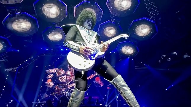KISS - Watch Guitarist TOMMY THAYER Perform "Love Gun" Solo In Pittsburgh (Video)