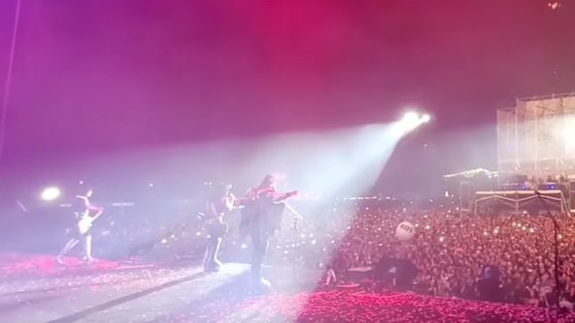 KISS - 80,000 Fans Sing “Rock And Roll All Nite” in Mexico City