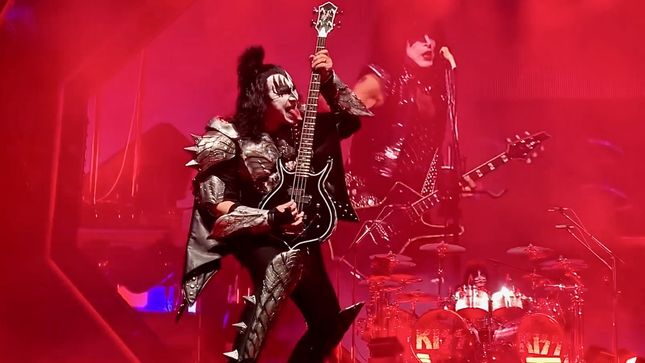 GENE SIMMONS Says KISS Bandmates ERIC SINGER And TOMMY THAYER "Show Up On Time, Do The Work And Are Thrilled To Meet The Fans... Other Members, Without Naming Names, Have Been Miserable"