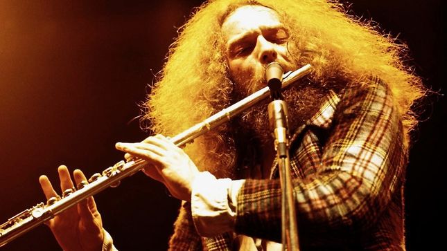 JETHRO TULL Legend IAN ANDERSON Discusses New Album, Feud With ROBERT PLANT - "LED ZEPPELIN Were Rock Gods, And We Were The Humble Support Act"