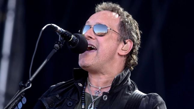 VIVIAN CAMPBELL On DEF LEPPARD's North American Audiences - "We’ve Crossed This Generational Divide, And We’re No Longer Playing To People Who Are Our Age, We’re Playing To Our Children"