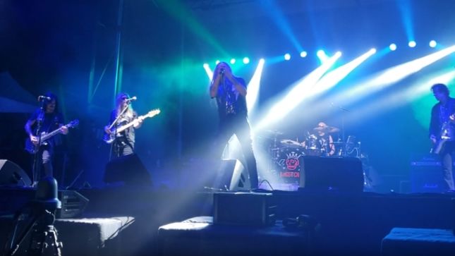 KINGS OF CHAOS Featuring SEBASTIAN BACH, DEE SNIDER And LOU GRAMM Perform SKID ROW, TWISTED SISTER, RATT, FOREIGNER, GUNS N' ROSES And JOHN MELLENCAMP Classics Live In Aurora, IL (Video)