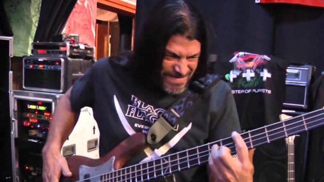 Ultimate Guitar Showcases METALLICA's ROBERT TRUJILLO - "He Is The Best One Could Want In A Bass Player"