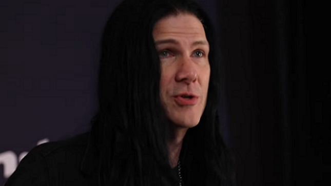 TODD KERNS Demos Les Paul Junior Tribute DC Bass In New Gibson Video