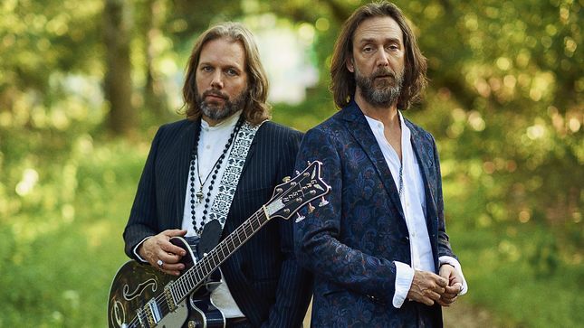 THE BLACK CROWES' CHRIS & RICH ROBINSON - Pro-Shot Footage From Brothers Of A Feather Acoustic Tour