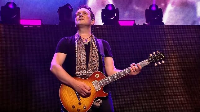 VIVIAN CAMPBELL - "We Make DEF LEPPARD Records Knowing That There's No Way In Hell Any Of Them Are Going To Sell Anything Close To Pyromania Or Hysteria"; Video