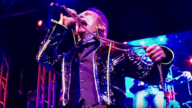 DAVID LEE ROTH Says Opening For KISS "Requires Reading The Audience And Taking A Chance"