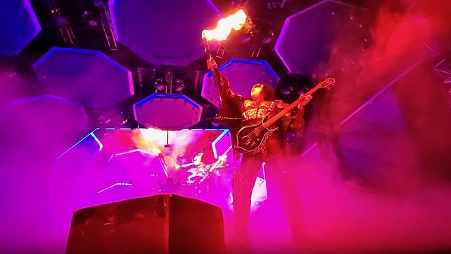 KISS - Watch GENE SIMMONS Spit Fire In Nevada; Video