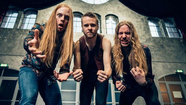 THE VINTAGE CARAVAN Signs Worldwide Contract With Napalm Records; #NapalmSofaSeries Acoustic Set On Facebook (Video)