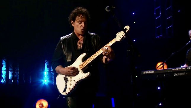 JOURNEY Dedicate "Lights" To STEVE PERRY At 2017 Rock & Roll Hall Of Fame Induction Ceremony; Video