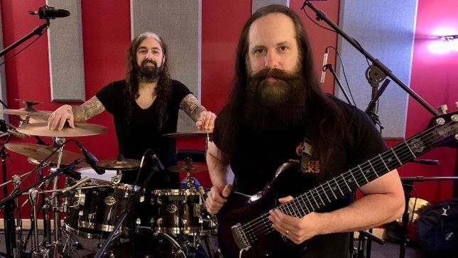 DREAM THEATER Guitarist JOHN PETRUCCI On Working With MIKE PORTNOY For New Solo Album - "It Was Very Cathartic For Both Of Us"