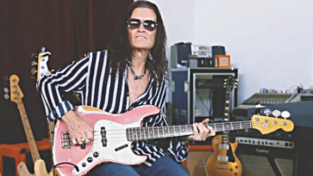 THE DEAD DAISIES Bassist GLENN HUGHES Performs "Bustle And Flow" Playthrough; Video