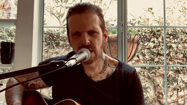 RICKY WARWICK Performs Acoustic Rendition Of New Single 