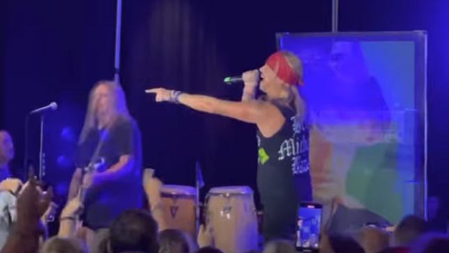 Watch BRET MICHAELS Perform POISON Classics At Orlando Hotel Lobby