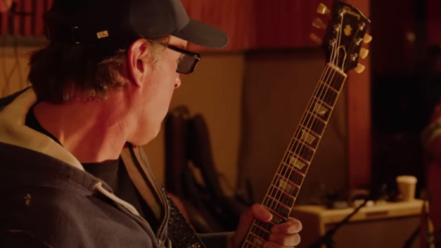 JOE BONAMASSA Joins SCARY POCKETS And Vocalist JOANNA JONES For Live Funk Cover Of AC/DC's "Back In Black"