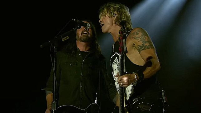 FOO FIGHTERS Frontman DAVE GROHL Makes Surprise Appearance During GUNS N’ ROSES Headline Show At Glastonbury Festival; Fan-Filmed Video Streaming