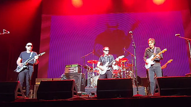 Watch Fan-Filmed Video Of Entire G3 Salem, OR Show Featuring STEVE VAI, ERIC JOHNSON And JOE SATRIANI 