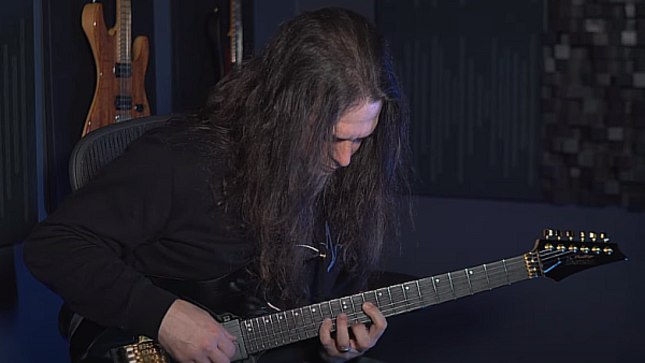 Former MEGADETH Guitarist KIKO LOUREIRO Shares New Instructional Video - "I Want To Show You Something That I Use All The Time"