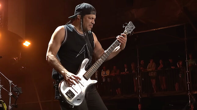 ROBERT TRUJILLO Looks Back On 2003 Live Debut With METALLICA - "There Was All This Energy Around Me..." (Video)