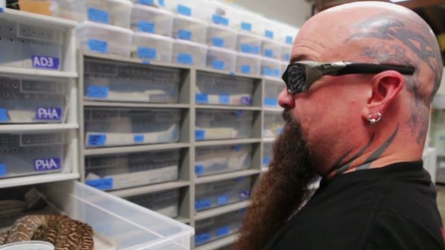 SLAYER - Take A Tour Of Kerry King's Snake Farm In New Behind-The-Scenes Video
