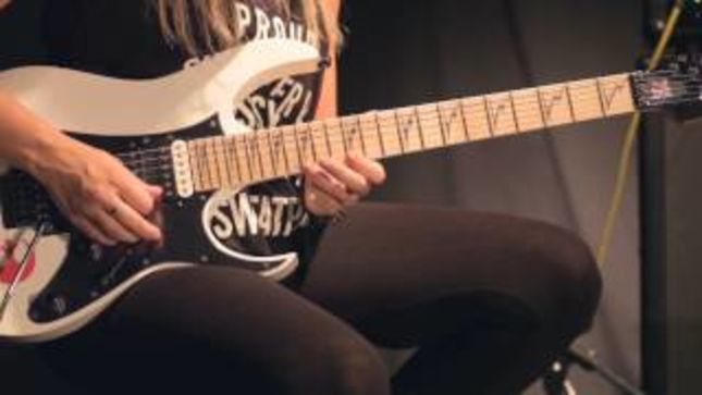 NITA STRAUSS Demonstrates How To Play ALICE COOPER’s “I’m Eighteen”; Video