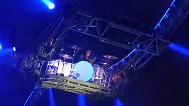 MÖTLEY CRÜE - Video Of TOMMY LEE 360° Rollercoaster Drum Solo In Melbourne Posted