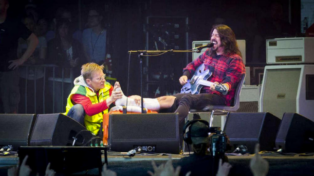 FOO FIGHTERS Frontman DAVE GROHL Falls Off Stage In Gothenburg, Breaks Leg, Returns To Finish Show; Video Available