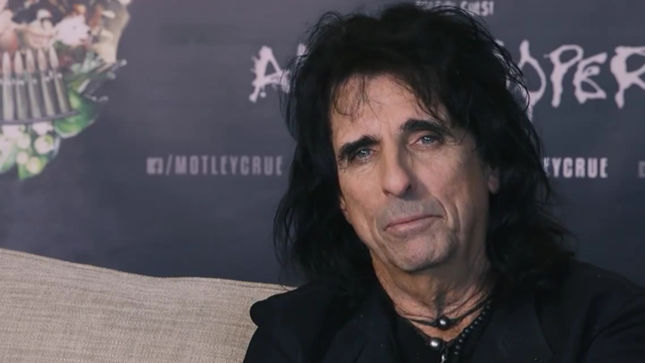 ALICE COOPER On Touring With MÖTLEY CRÜE - “We Only Know One Way To Do It, And That’s Just To Kill The Audience”; Video