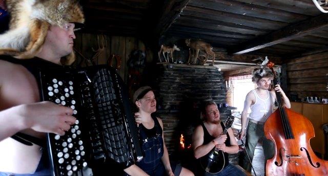 STEVE'N'SEAGULLS Cover IRON MAIDEN's "Run To The Hills"; Video 