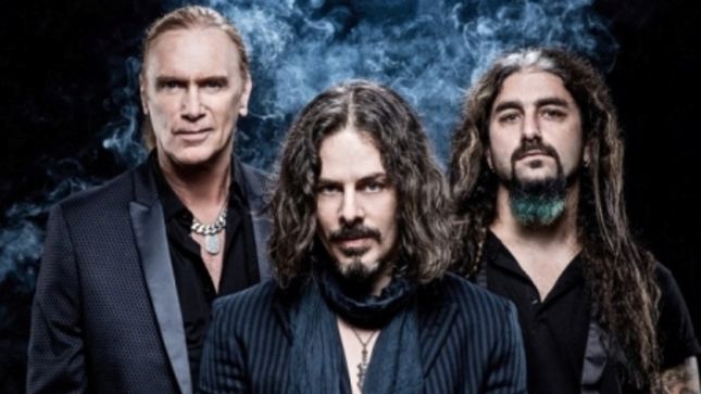 THE WINERY DOGS Pay Tribute To DAVID BOWIE With Performance Of "Moonage Daydream" In London; Fan-Filmed Video Posted