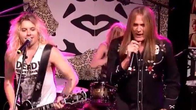 SEBASTIAN BACH Performs TWISTED SISTER's "I Wanna Rock" With SANTA CRUZ