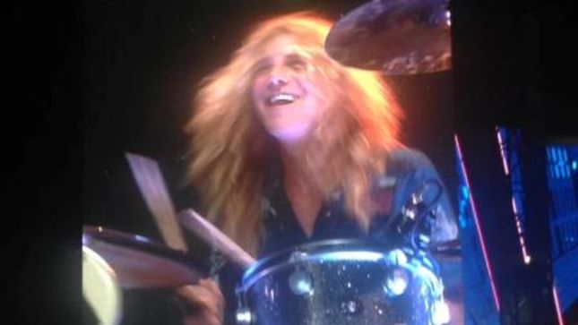 GUNS N' ROSES - Original Drummer STEVEN ADLER Back On Stage During Cincinnati Show (Video)