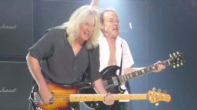 AC/DC - Watch Video Of Bassist CLIFF WILLIAMS' Final Show