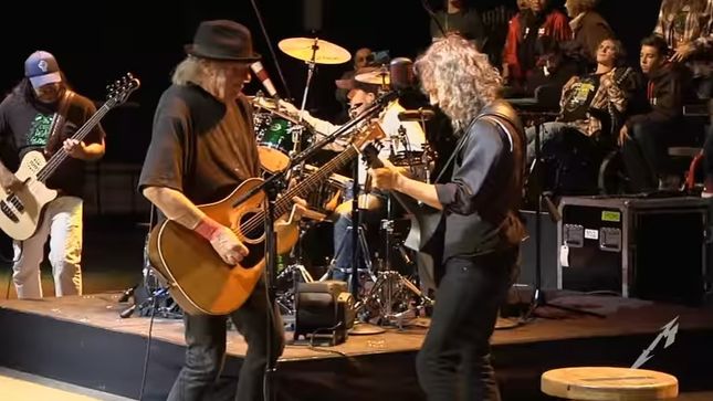 METALLICA – Pro-Shot Footage From Bridge School Benefit Show With NEIL YOUNG Streaming