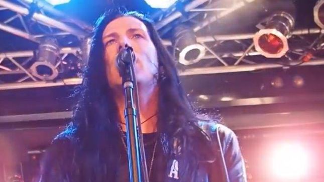 TODD KERNS Previews THE AGE OF ELECTRIC Toronto Show With "Ugly" In Vegas; Fan-Filmed Video