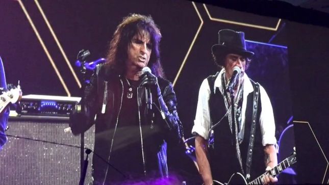 AEROSMITH Guitarist JOE PERRY Receives Les Paul Award At NAMM 2017; HOLLYWOOD VAMPIRES Perform "Sweet Emotion" (Video)