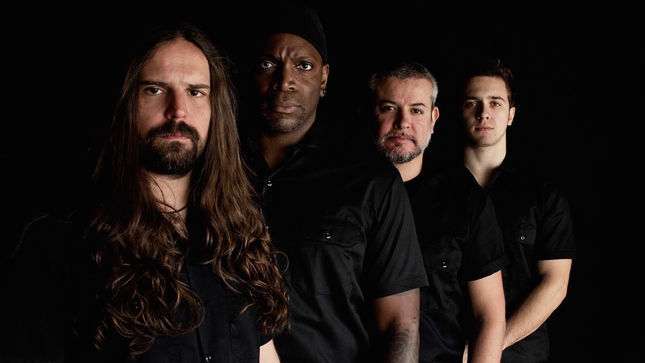 SEPULTURA Frontman DERRICK GREEN On Fans That Prefer Band's MAX CAVALERA Era - "It Doesn't Really Bother Me Because I Respect Everyone's Opinion"