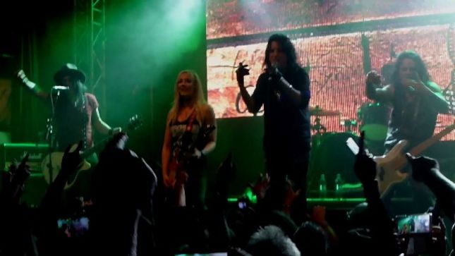 ALICE COOPER Makes Surprise Appearance At Pre-Show Party In Gothenburg, Performs Four Songs (Video)
