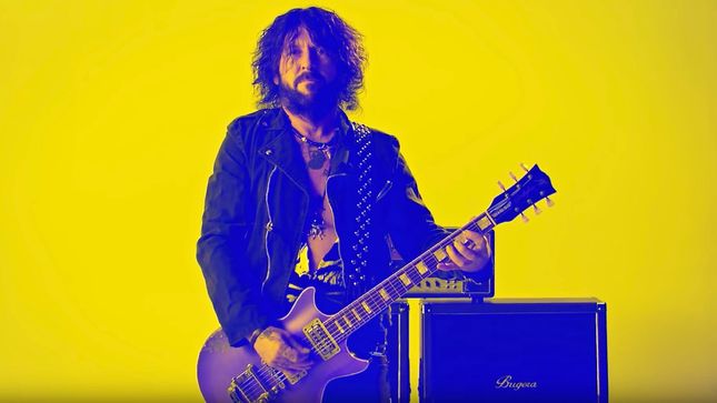 L.A. GUNS Guitarist TRACII GUNS On Reuniting With Singer PHIL LEWIS - "We Never Had A Serious Issue; There Was Other Poison In The Water That Kind Of Drove A Wedge Between Us"