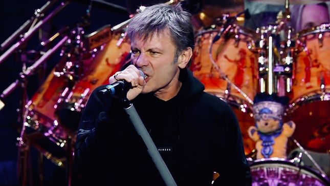 IRON MAIDEN – BRUCE DICKINSON Nearly Falls Offstage In Manchester; Video