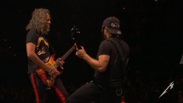 METALLICA - Bassist ROBERT TRUJILLO, Guitarist KIRK HAMMETT Perform SPIDER MURPHY GANG's "Skandal Im Sperrbezirk" Live In Munich; Pro-Shot Video Available