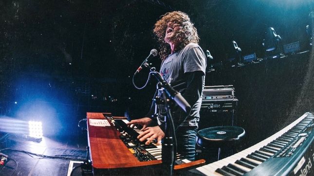 GUNS N' ROSES Keyboardist DIZZY REED On Performing Solo Shows - "Singing Is So Fucking Hard; This Whole Experience Gives Me More Appreciation For How Great AXL ROSE Is..."