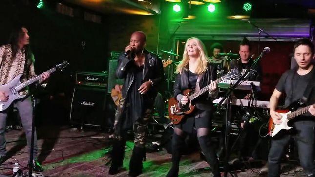 NANCY WILSON Performs HEART Classics With NUNO BETTENCOURT & Friends At Soundcheck Live In Hollywood; Video