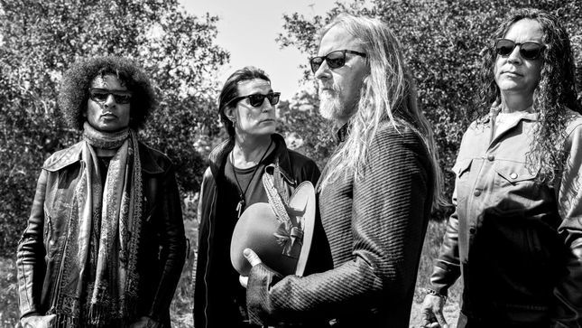 ALICE IN CHAINS Guitarist JERRY CANTRELL - "We Started As And Continue To Evolve More Into A Two-Singer Band"