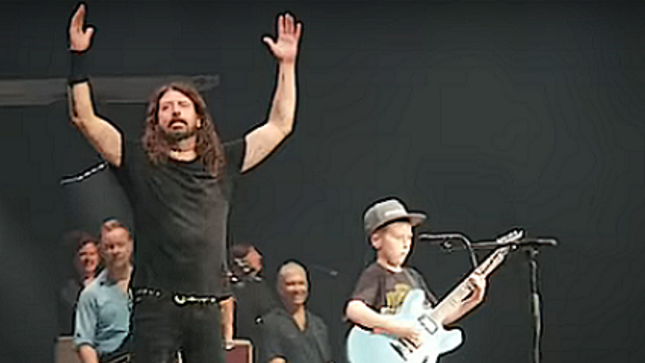 FOO FIGHTERS Cover METALLICA With 10 Year Old On Guitar; Fan-Filmed Video 