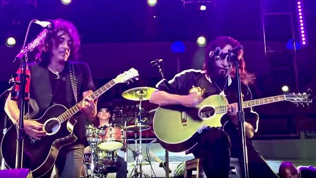 KISS - Former Guitarists ACE FREHLEY And BRUCE KULICK Rejoin Band For Acoustic Performance On KISS Kruise VIII; Video