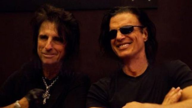 KANE ROBERTS On The Time He Almost Killed ALICE COOPER - "I Hear What Sounds Like Two Pieces Of Metal Slap Together, And This Roman Candle Missile Shoots Out Of My Guitar..." 