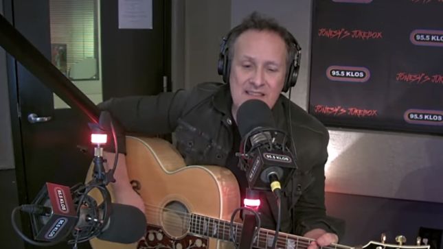 DEF LEPPARD Guitarist VIVIAN CAMPBELL Performs "Hysteria" Acoustic With LAST IN LINE Bassist PHIL SOUSSAN On Jonesy's Jukebox (Video)